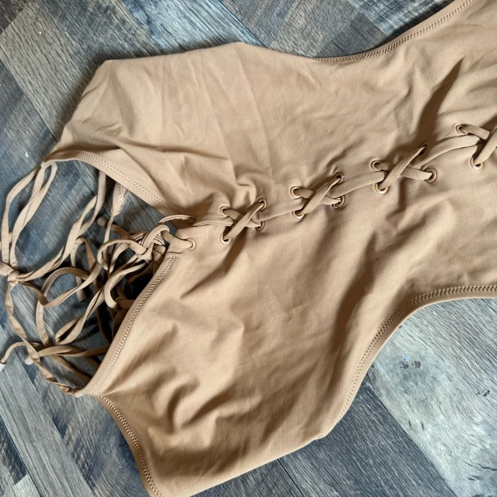 SKIMS chic tan
